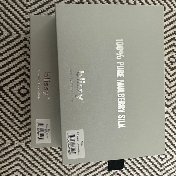 New Blissy Queen Silk Silver pillow cases - Picture 3 of 4